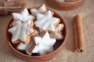 Beyaz kremalı yıldız şeklinde Noel kurabiyeleri..