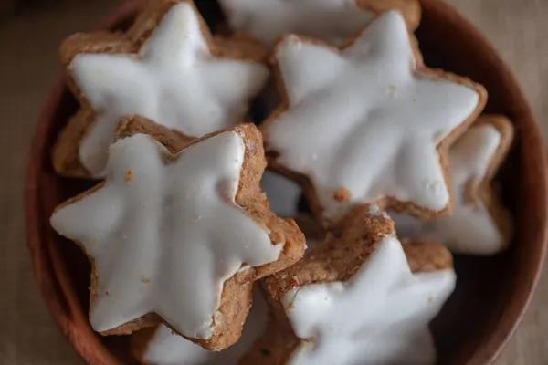 白いアイシングの星の形をしたクリスマスクッキー — ストック写真