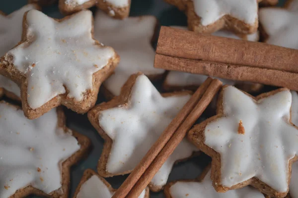 白いアイシングの星の形をしたクリスマスクッキー — ストック写真