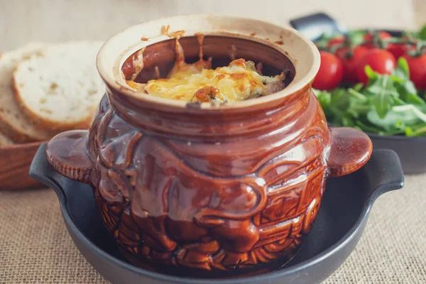 Peynirin altında güveç, patatesli rosto.