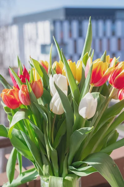 Bir buket lale yakın plan.