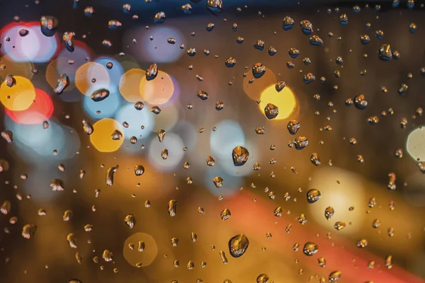 Regndroppar Blått Glas Bakgrund Gatubokeh Fokus Abstrakt Bakgrund — Stockfoto