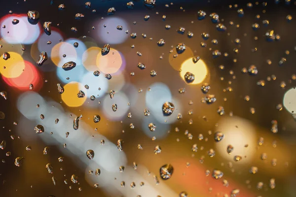 蓝色玻璃背景上的雨滴 街上的Bokeh失去了焦点 摘要背景 — 图库照片