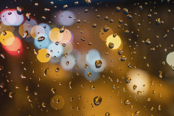 Regndroppar Blått Glas Bakgrund Gatubokeh Fokus Abstrakt Bakgrund — Stockfoto