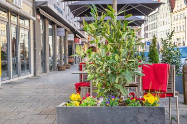 Almanya 'nın Augsburg şehrinde, güzel bir sokak manzarası