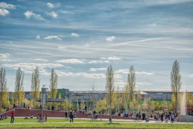 Parkta güzel manzara, bulutlu mavi gökyüzü, doğada yaz güneşli bir gün, Ingolstadt