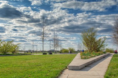 Parkta güzel manzara, bulutlu mavi gökyüzü, doğada yaz güneşli bir gün, Ingolstadt