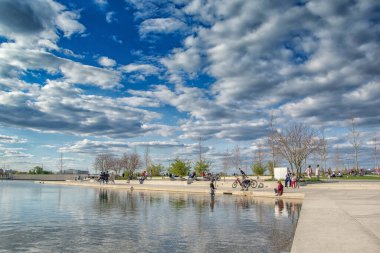 Parkta güzel manzara, bulutlu mavi gökyüzü, doğada yaz güneşli bir gün, Ingolstadt