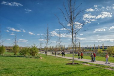 Parkta güzel manzara, bulutlu mavi gökyüzü, doğada yaz güneşli bir gün, Ingolstadt