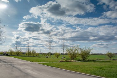 Parkta güzel manzara, bulutlu mavi gökyüzü, doğada yaz güneşli bir gün, Ingolstadt