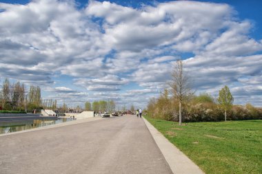 Parkta güzel manzara, bulutlu mavi gökyüzü, doğada yaz güneşli bir gün, Ingolstadt