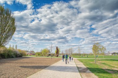 Parkta güzel manzara, bulutlu mavi gökyüzü, doğada yaz güneşli bir gün, Ingolstadt