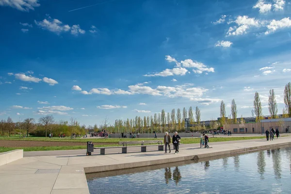 Belle Vue Dans Parc Ciel Bleu Avec Nuages Journée Ensoleillée — Photo