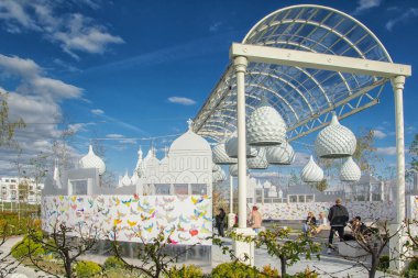 Parkta güzel manzara, bulutlu mavi gökyüzü, doğada yaz güneşli bir gün, Ingolstadt