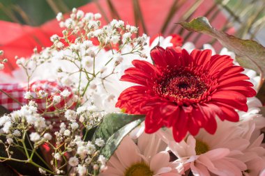 Kırmızı çiçekli buket.