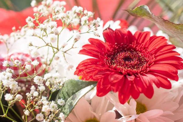 Kırmızı çiçekli buket.