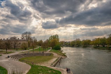 Bulutlu güzel mavi gökyüzü, Ingolstadt, Bavyera yaz manzarası