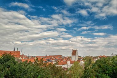 Bulutlu güzel mavi gökyüzü, Ingolstadt, Bavyera yaz manzarası