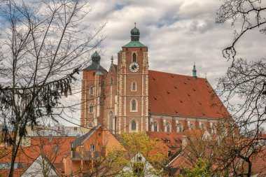 Bulutlu güzel mavi gökyüzü, Ingolstadt, Bavyera yaz manzarası
