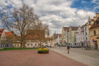 Bulutlu güzel mavi gökyüzü, Ingolstadt, Bavyera yaz manzarası