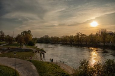 Bulutlu güzel mavi gökyüzü, Ingolstadt, Bavyera yaz manzarası