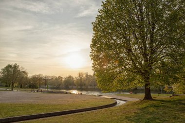 Bulutlu güzel mavi gökyüzü, Ingolstadt, Bavyera yaz manzarası