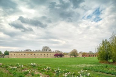 Bulutlu güzel mavi gökyüzü, Ingolstadt, Bavyera yaz manzarası