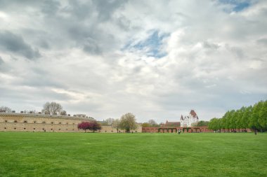 Bulutlu güzel mavi gökyüzü, Ingolstadt, Bavyera yaz manzarası