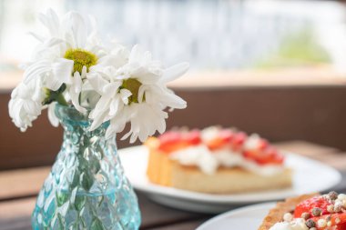 Güzel bir kek ve çilekli krema tatlısı.