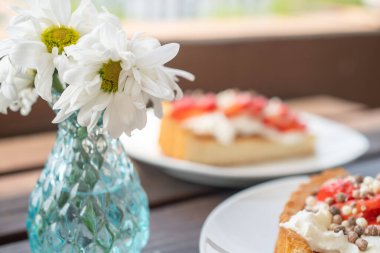 Güzel bir kek ve çilekli krema tatlısı.