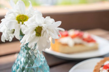 Güzel bir kek ve çilekli krema tatlısı.