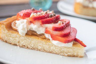 Güzel bir kek ve çilekli krema tatlısı.