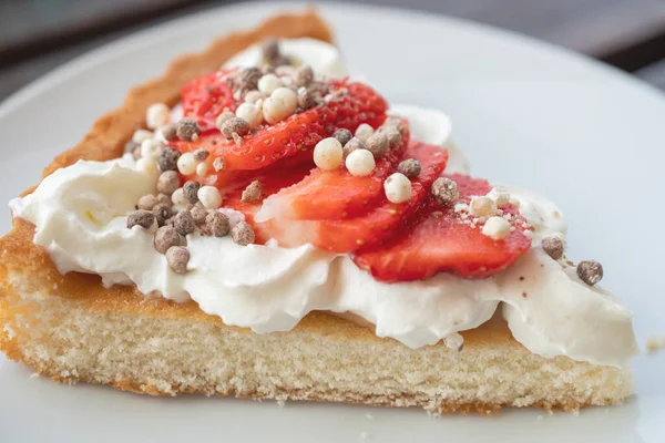 Güzel bir kek ve çilekli krema tatlısı.