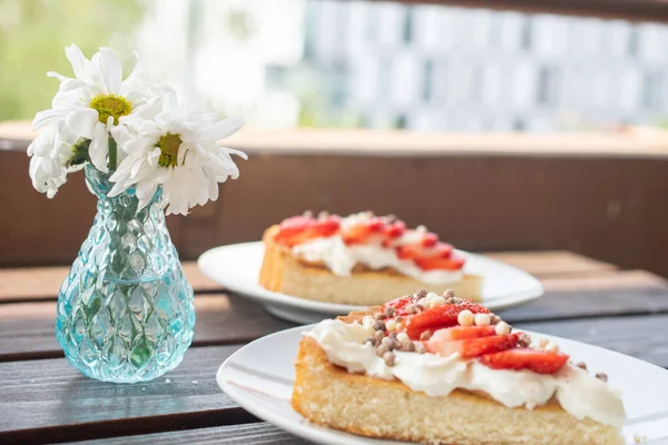 Güzel bir kek ve çilekli krema tatlısı.