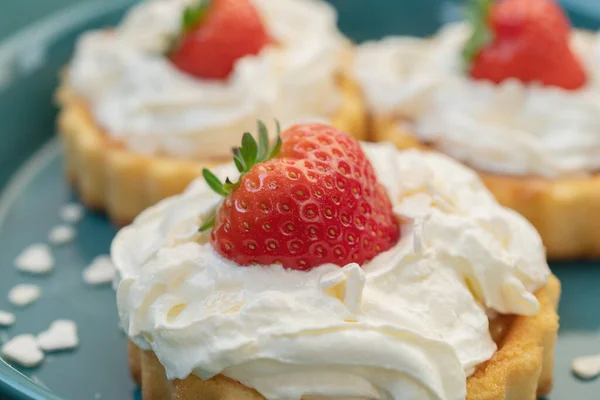 Beautiful Dessert Sponge Cake Cream Strawberries — Stock Photo, Image