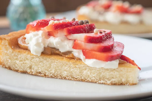 Beautiful Dessert Sponge Cake Cream Strawberries — Stock Photo, Image