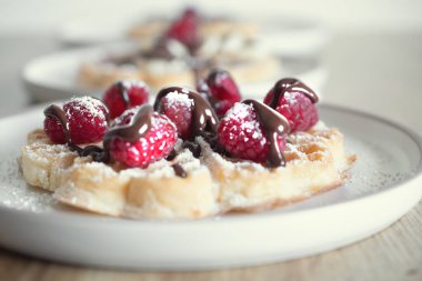 Ahududu ve muzlu waffle.