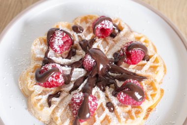 Ahududu ve muzlu waffle.