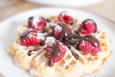 Ahududu ve muzlu waffle.