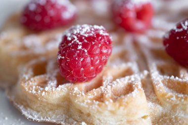 Ahududu ve muzlu waffle.