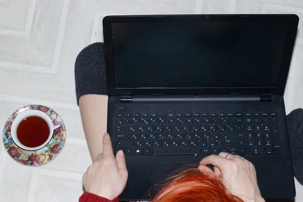 Yerde Oturan Kız Evde Dizüstü Bilgisayarla Çalışıyor — Stok fotoğraf