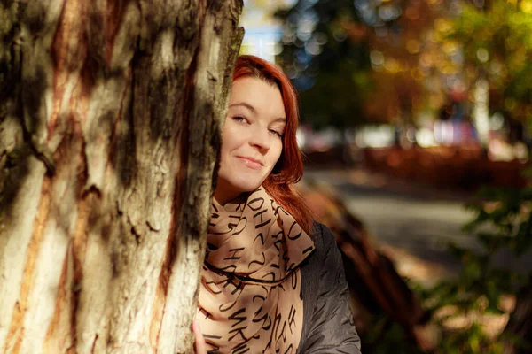 Девушка Осенью Парке Выглядывает Дерева — стоковое фото