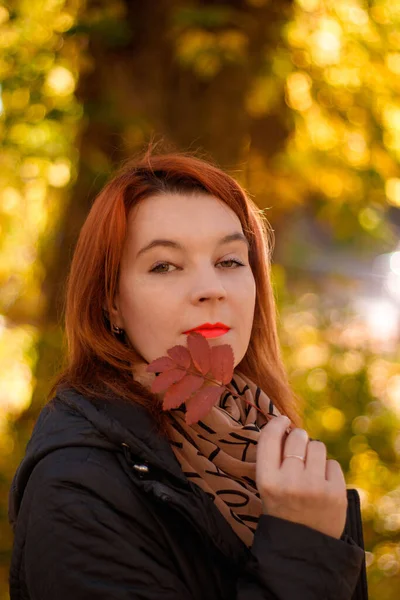 Девушка Рыжими Волосами Держит Рябины Осеннем Парке — стоковое фото