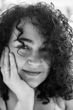 siyah ve beyaz portre fotoğrafçılığı. Kıvırcık saçlı Isaac 'e yoğun bir bakış.