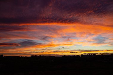 Denizin üzerinde güzel bir gün batımı