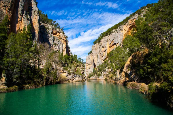 İsrail 'in kuzeyindeki en büyük gölün adasının kayalık kıyısı.