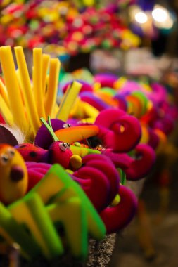 Valencia, İspanya 'nın ortaçağ pazarında sergilenen renkli köpük plastik bebekler 