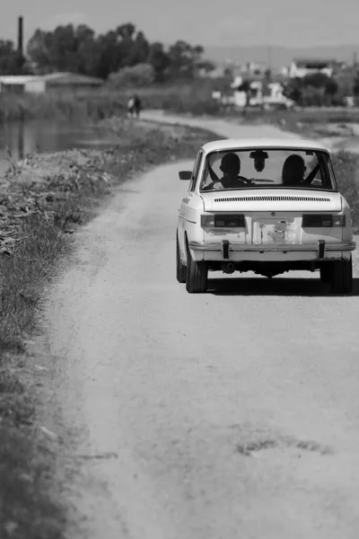 Ασπρόμαυρη Φωτογραφία Παλαιού Οχήματος Κατά Μήκος Της Διαδρομής Των Ορυζώνες — Φωτογραφία Αρχείου
