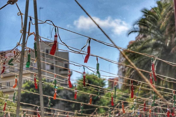 Valensiyalı şenliği sırasında kutlama, las fallas. Maske, kestane fişeği seti, barut