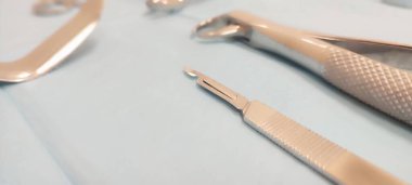 Diş cerrahisi enstrümanları olan masa